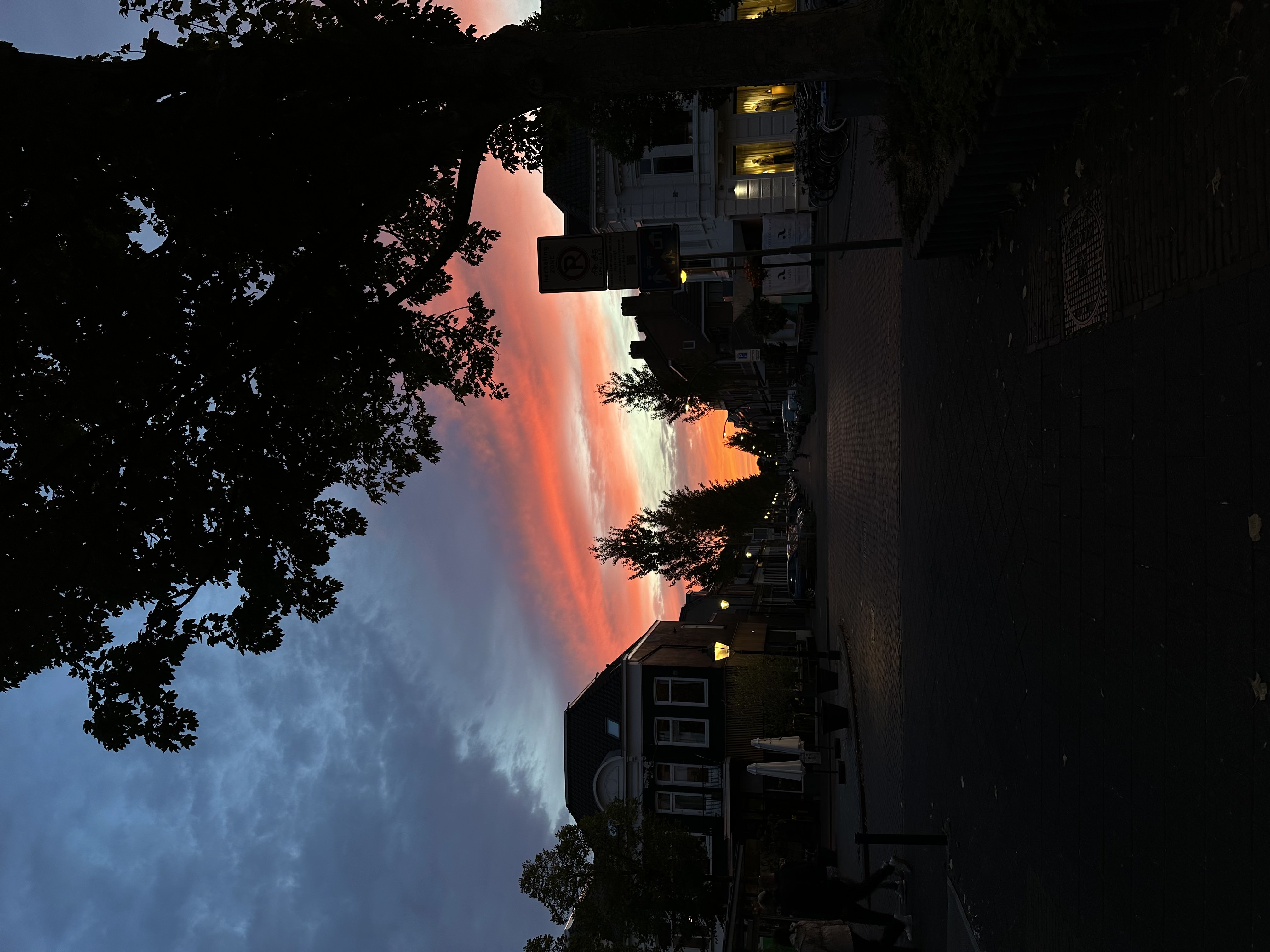 Zonsondergang in een Nederlandse straat
